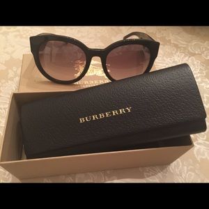 Burberry sunglassses